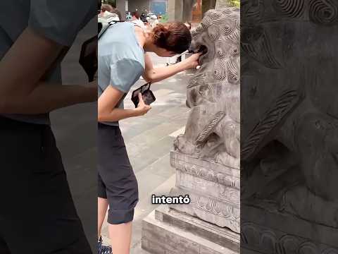 Solo los puros pueden sacar la piedra de la estatua 🦁✨