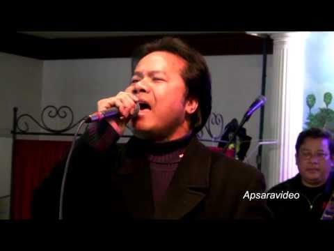 Ratanak is singing a classic Sin Sisamuot song "Kom Smaan Bong Plich" at Grand Paradise