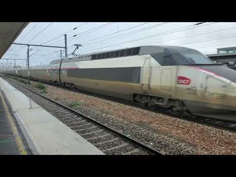 ガスニエ・ギー広場経由の駅への入り口