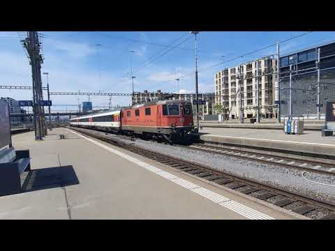 Re 4/4 Loki mit Einheitswagen/Ausfahrt Bahnhof Zürich HB