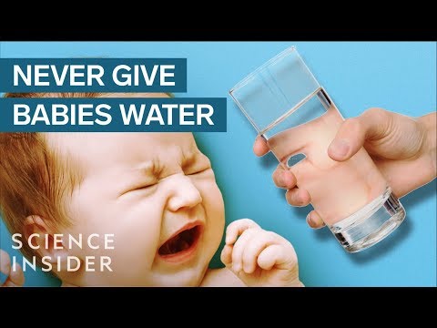 Proč miminka nemůžou pít vodu