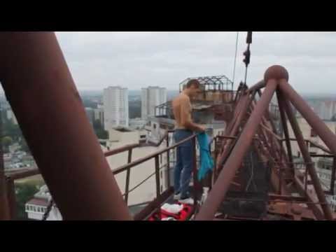 comment monter en haut d'une grue