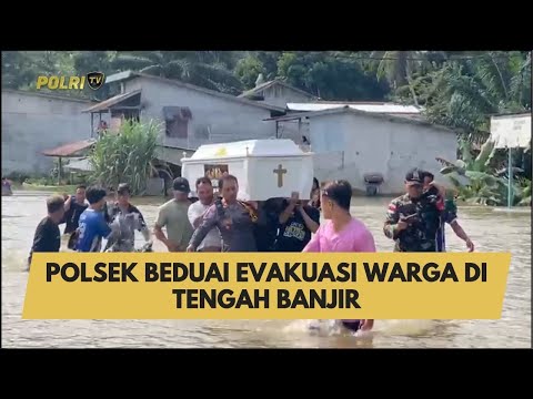 POLSEK BEDUAI EVAKUASI WARGA DI TENGAH BANJIR