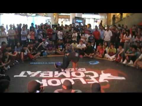FLOOR COMBAT 2011 - Top 8 Bboy 1 on 1 Battle 1   Bboy Juicy vs Bboy Zen