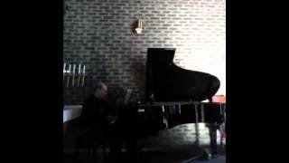 En skrift in snön snon piamorex is enjoing pianopart of swedish masterpiece 160216