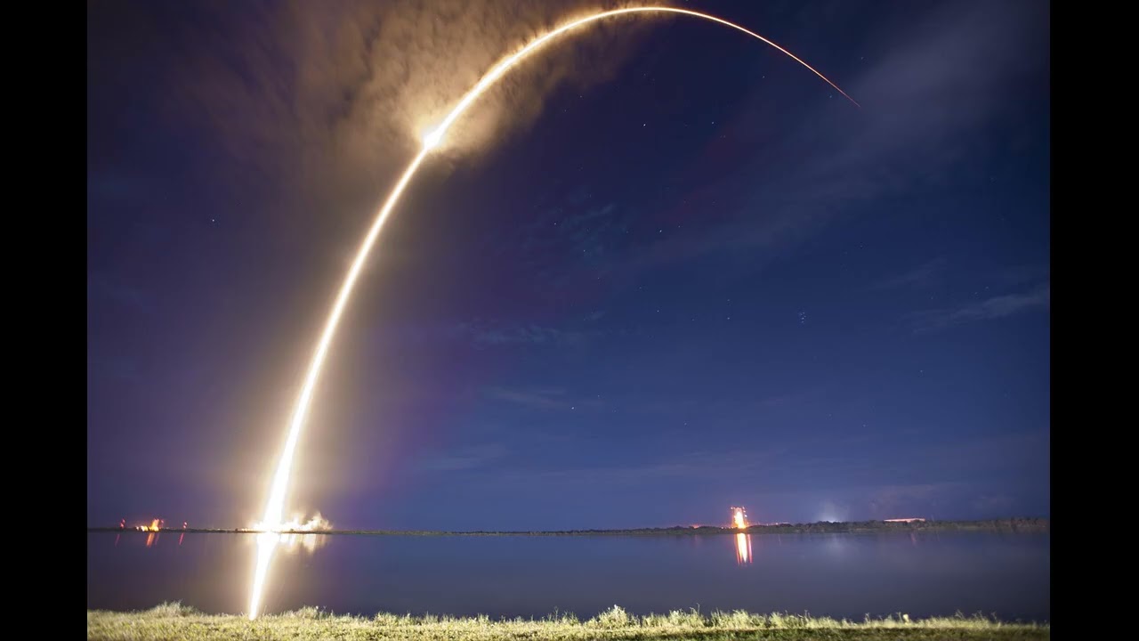 Cohete SLS y nave Orion en plataforma de lanzamiento