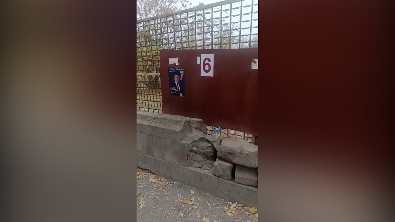 14/10 տեղամասի հարևանությամբ փակցված է ՔՊ կուսակցության թեկնածուի պաստառը