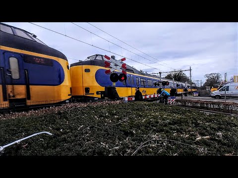 This 10-car ICMm absolutely storms through the grand crossing at Nunspeet! - Fly-by -