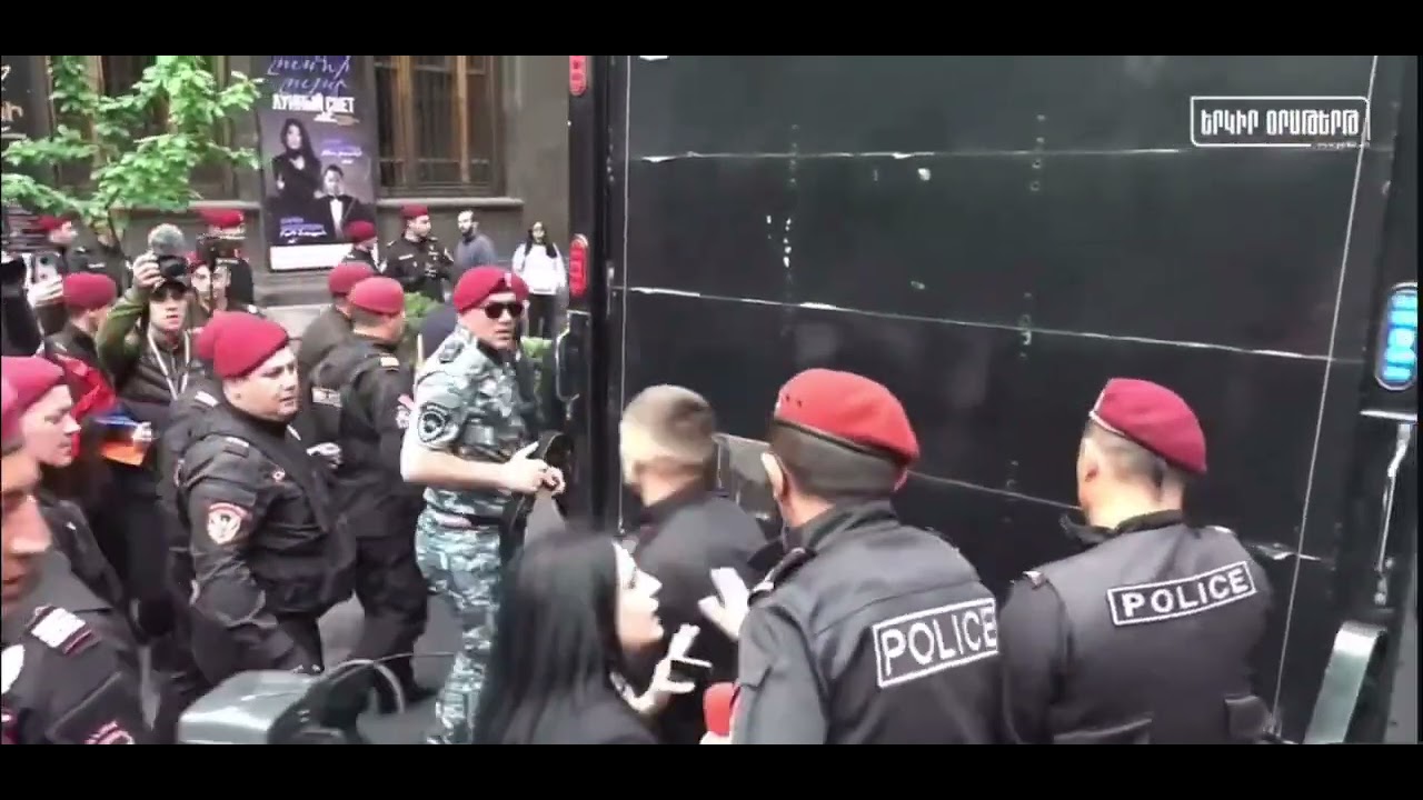 «Հերիք ա, հերիք ա»․ Ոստիկանները՝ քաղաքացիներին բերման ենթարկելիս