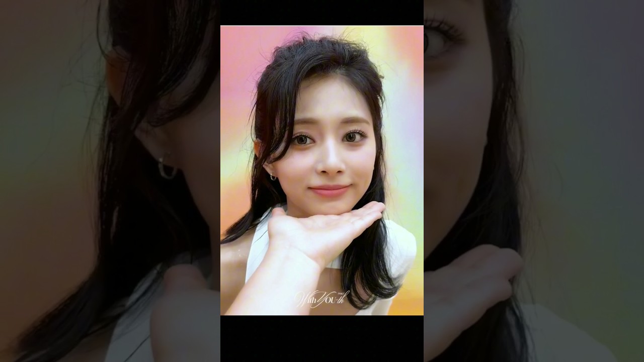 When you reach your hand out to Twice, cute ❤