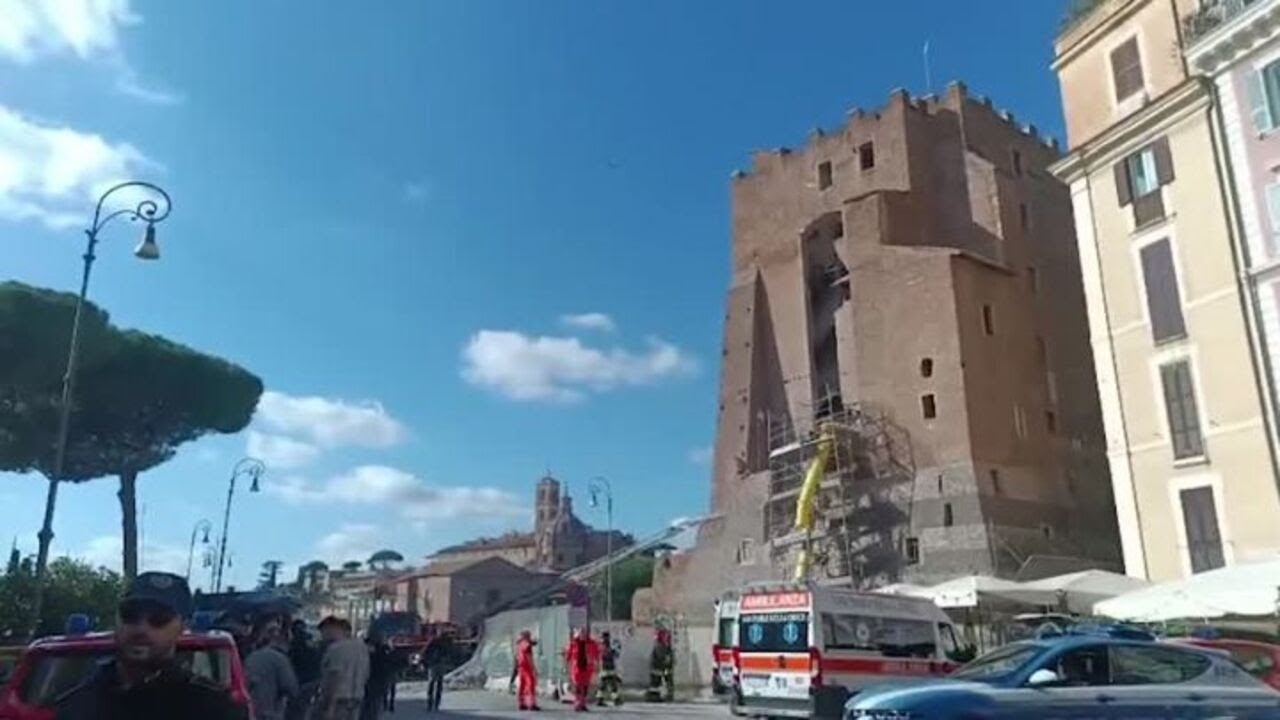Roma, crolla una parte della Torre dei Conti ai Fori Imperiali