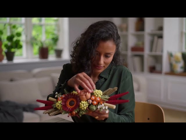 Vídeo relacionado con LEGO Icons Centro de Flores Secas, Manualidades para Adultos, Flores Artificiales, Rosa y Gerbera, Centro de Mesa o Cuadro de Pared, Botanical Collection 10314