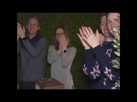 倫敦的地標性建築被藍色的燈光點亮，英國居民為醫護人員鼓掌，美國廣播公司（ABC）新聞。 (London landmarks lit in blue as residents across UK applaud health care workers | ABC News)