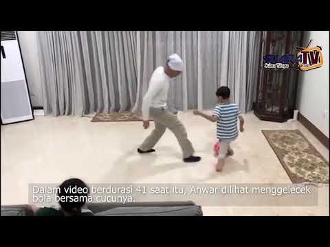 Anwar Tunjuk Bakat Main Bola Dengan Cucu