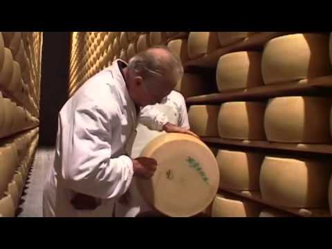 Il Parmigiano Reggiano DOP: il racconto in lingua...