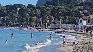 A Mondello spiaggia gremita: in pieno dicembre c'è chi prende il sole e chi azzarda un tuffo in mare