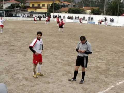 provocaçoes dos adeptos da ND SILVA e elemento que sai do banco e sobe para  a bancada