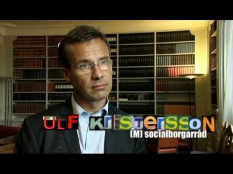 Ulf Kristersson flyr mitt under en intervju