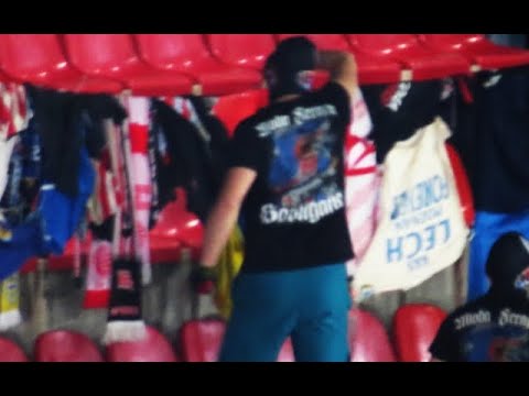 DERBY KRAKOWA Kibice Wisły palą na trybunach dywan z barw Cracovii. 07.11.21 Wisła Kraków - Cracovia