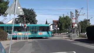 preview picture of video 'BÜ F-Nieder-Eschbach Urseler Weg mit U4-Wagen'