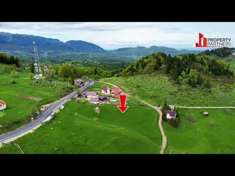 Teren Fundata cu vedere la muntii Bucegi — Video