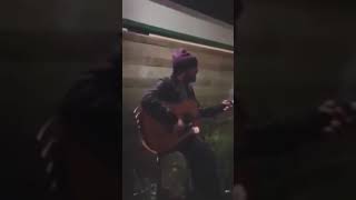 Calcutta canta Frosinone live acustico in via del Pigneto, Roma