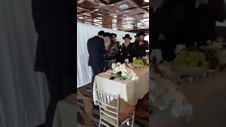 Download lagu Tosher Rebbe Dances At The Wedding Of One Of His Chassidim - Tammuz 5783 mp3