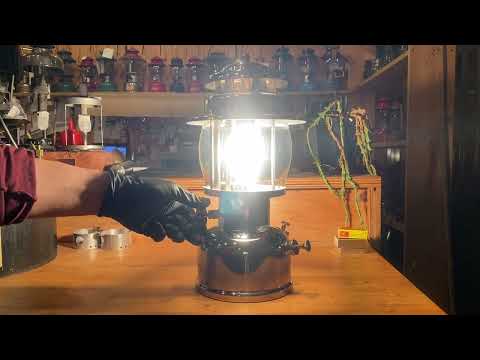 Jun.1950 Coleman Canada 238B "Prince" vintage lantern Ignition with a preheater torch 点火動画
