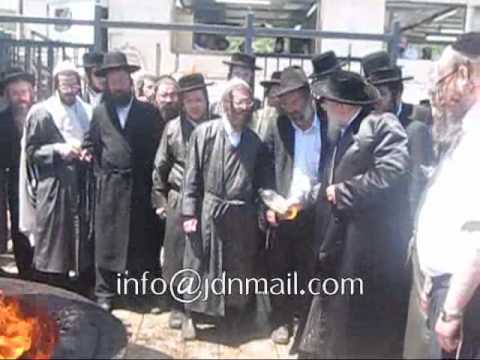 Toldos Aharon Rebbe Pouring Oil On The Roof Of Rashbi's Tziun