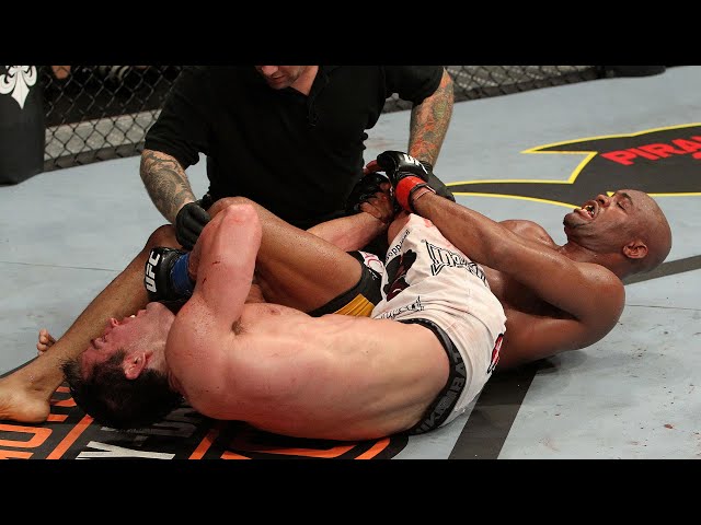 Anderson Silva finaliza Chael Sonnen em virada épica | Neste Dia no UFC