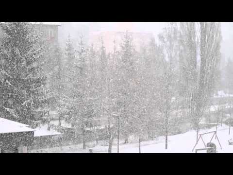 Krásne veľké vločky, sneženie ako z rozprávky