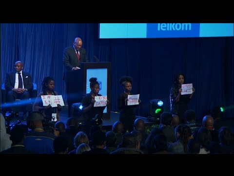 VROUEDAG: Optog by Uniegebou gedenk