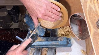 Richard Raffan shows two ways to remove the foot on a bowl.