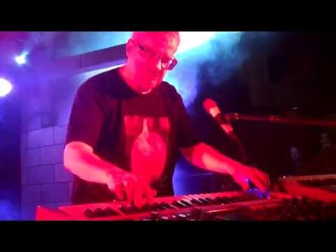 DEVO Performs "Mongoloid" as unplanned encore in Solana Beach, CA 2014