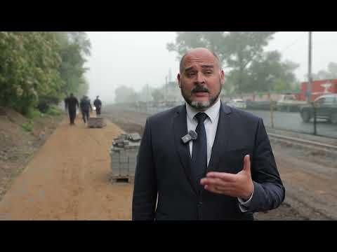 Новую брусчатку укладывают на Ивановской во Владивостоке.