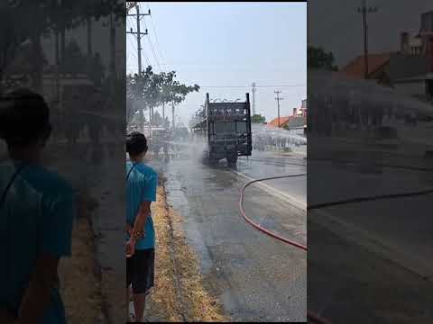 sepeda listrik kebakaran saat pengiriman di desa kluwut, brebes jawa tengah bikin macet jalanan