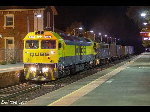 QUBE livery on the Bendigo line with G532 leading B74 on 9074 Deni rice train- 6/8/21