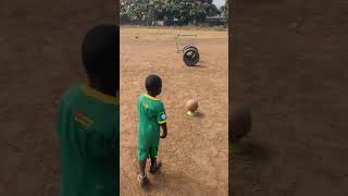 ELE TEM APENAS 3 ANOS E JÁ FAZ ISSO?! 😱⚽