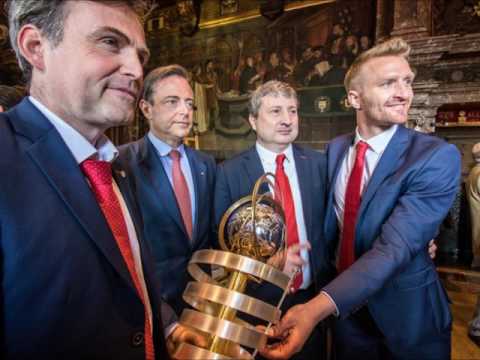 RAFC KLEURT GROTE MARKT ROOD EN WIT