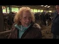 Eindelijk weer knuffelen,  maar dan wel met een koe