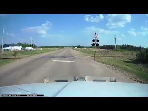 VIDEO: Trucker has scary close call when railroad crossing signal fails