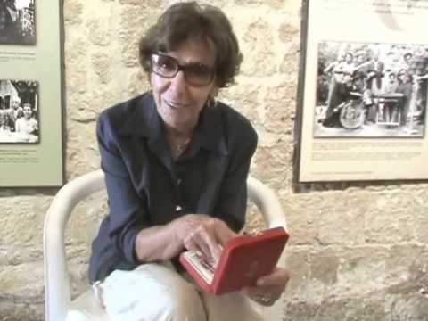 Stella Levi in July 2006 describing museum artifacts #1