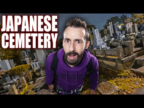 夜晚的日本公墓內 (Inside a Japanese Cemetery at Night)