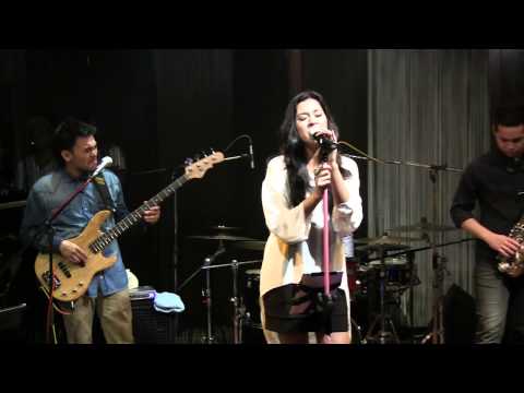 Raisa with BLP - Apalah (Arti Menunggu) @ Mostly Jazz 12/07/12 [HD]