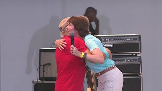 Jimmy Buffett plays free concert in Hollywood to show support for Gwen Graham