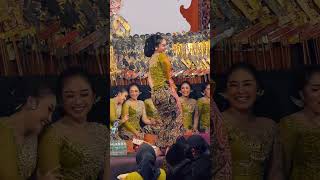 Download lagu Tes goyang sinden diyah sekarning 😍 #kimintodarsono #diyahsekarning #shorts #sindencantik #fyp mp3