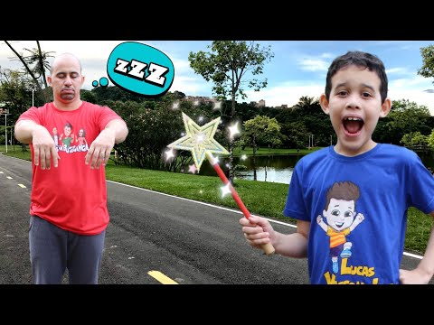 LUCAS BRINCA COM SUA VARINHA MÁGICA