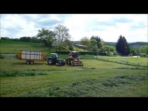 1 Schnitt 2013 Grashäckseln mit New Holland FX 450 und Deutz agrostar 631 und Deutz Agrotron 135 MK3