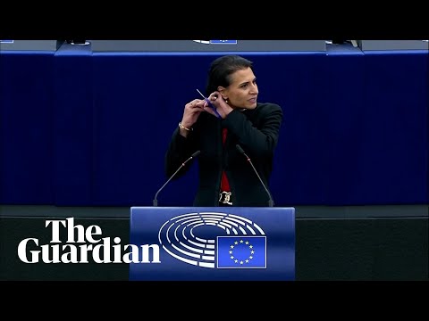 Moment Swedish lawmaker cuts her hair in protest...