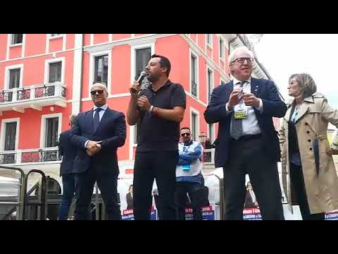 Salvini in piazza a Campobasso tra fan e contestatori